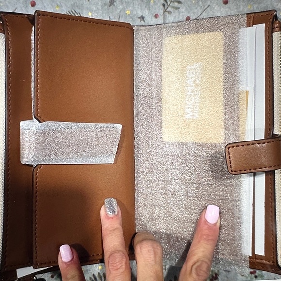 Michael Kors Monogram cream large double zip jet set Travel Wristlet clutch 🆕 - Picture 2 of 4